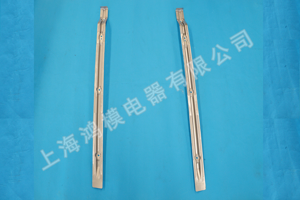 左/右前門外板中部加強板