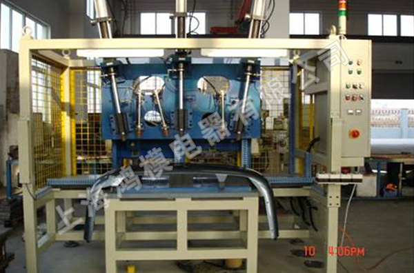 東風(fēng)偉世通T33后保險(xiǎn)杠倒車(chē)?yán)走_(dá)孔沖孔機(jī)